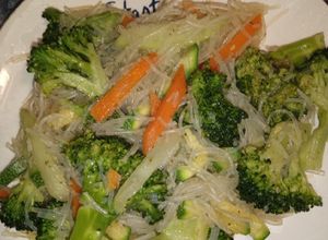 Una foto de Fideos chinos (transparente) con verduras