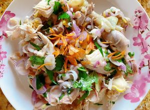 Hình của món Gà tre/gà ta luộc trộn gỏi muối tiêu chanh.