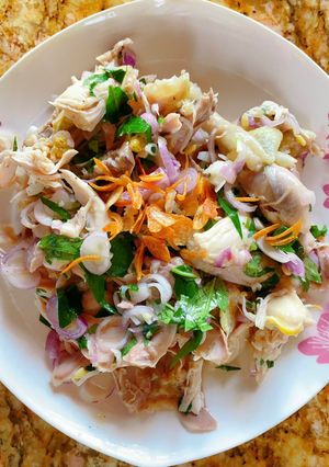 Hình của món Gà tre/gà ta luộc trộn gỏi muối tiêu chanh.