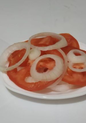 Una foto de Ensalada de tomate y cebolla refrescante