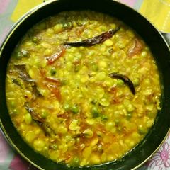 A picture of Bean seed and peas pulses or chim Dana r karaishutir dal.