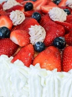Una foto de Tarta de fresas con nata y trufa