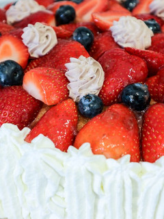 Una foto de Tarta de fresas con nata y trufa