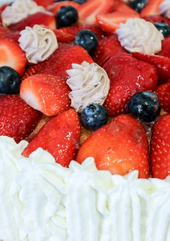 Una foto de Tarta de fresas con nata y trufa