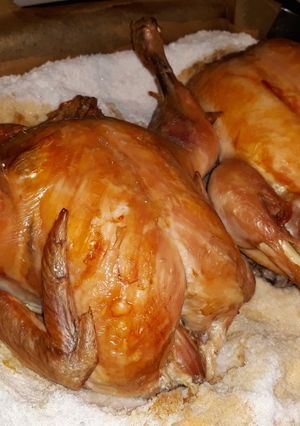 Sóágyon sült csirke, baconbe tekert spárgával recept fotója
