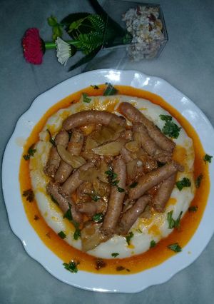 صورة لوصفة بطاطا مهروسة باالنقانق والفطر