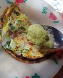 Quesadilla de huevo revuelto relleno de frijoles