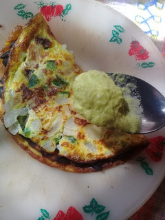 Una foto de Quesadilla de huevo revuelto relleno de frijoles