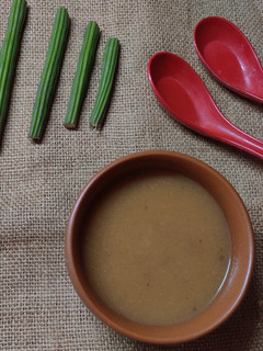સરગવા અને ટામેટાં નો સૂપ (Saragva Tomato Soup Recipe In Gujarati) રેસીપી મુખ્ય ફોટો