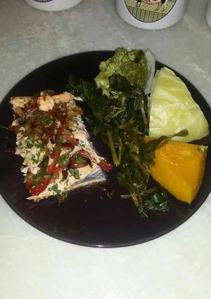 Una foto de Salmón al horno con verduras