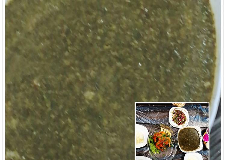 ملوخيه خضرا مع ملوخيه مجففه بمرقة دجاج محشي