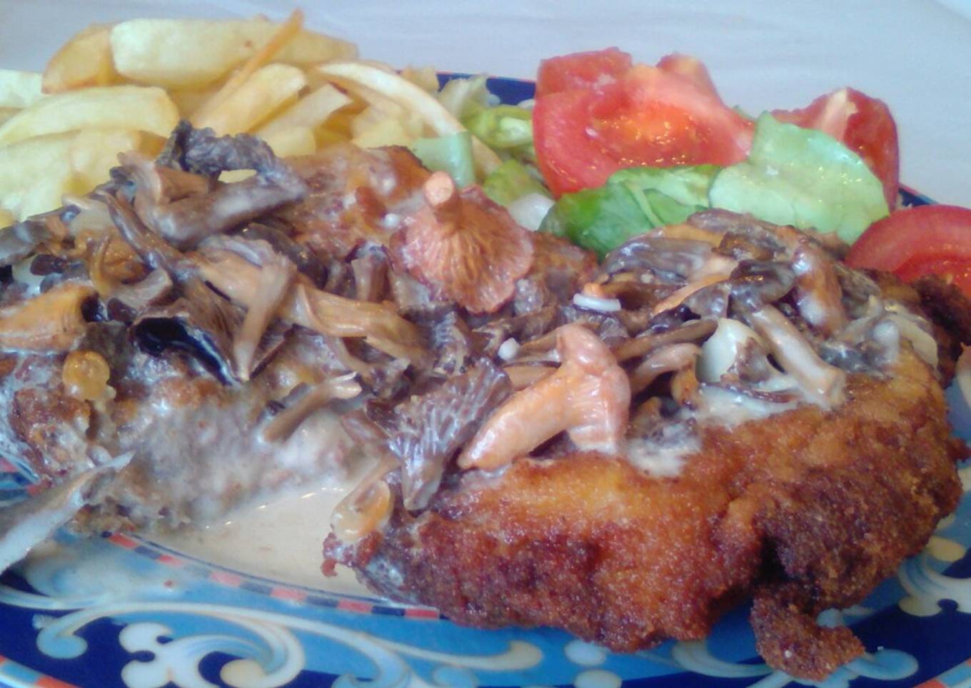 Cachopo de pollo con salsa de setas variadas