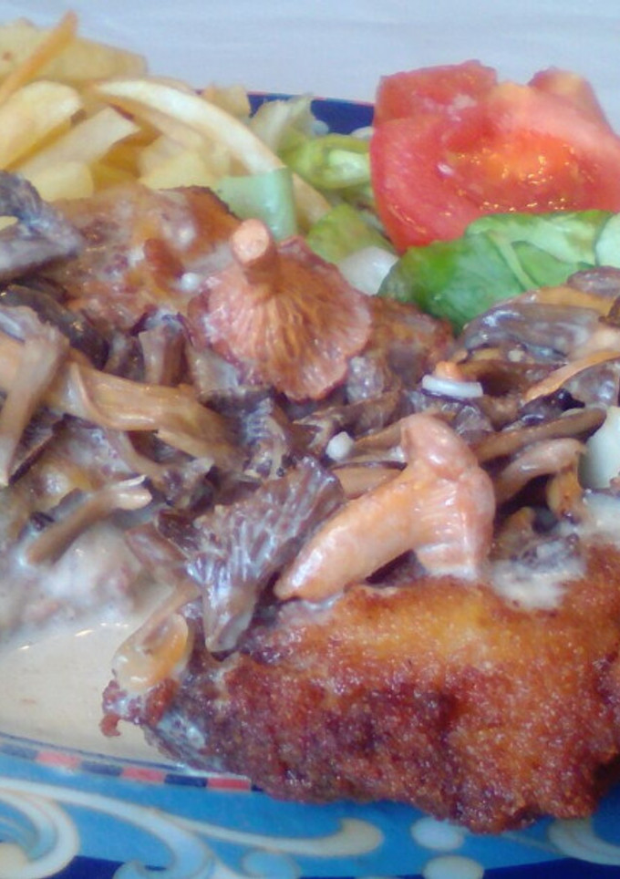 Una foto de Cachopo de pollo con salsa de setas variadas