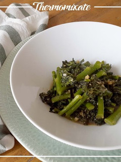 Una foto de Bimi (o broccolini) crujiente con salsa de ajos, con Thermomix