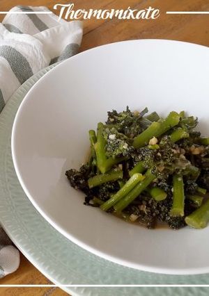 Una foto de Bimi (o broccolini) crujiente con salsa de ajos, con Thermomix