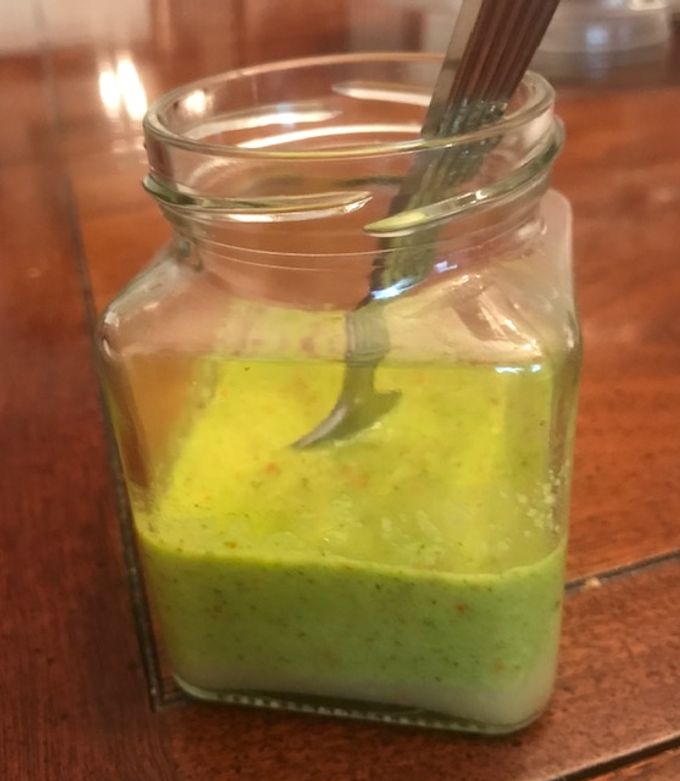 Una foto de Salsa de chile de árbol con cilantro