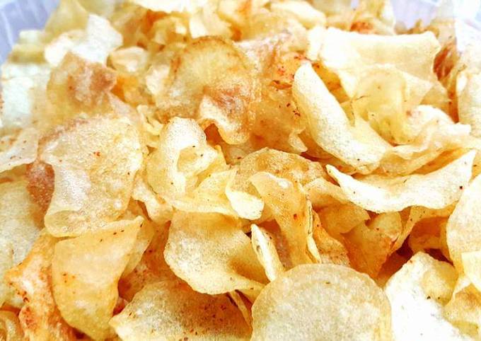 Crispy fried potato chips