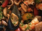 Una foto di antipasti di natale con gamberoni