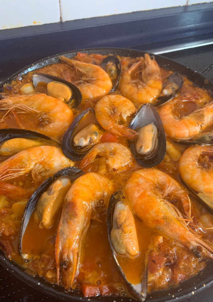 Una foto de Paella marinera