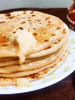 गुळ पोळी (gul poli recipe in marathi) रेसिपी चे मुख्य फोटो