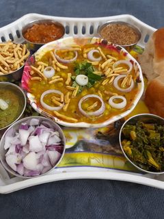 સેવ ઉસળ (Sev Usal Recipe In Gujarati) રેસીપી મુખ્ય ફોટો