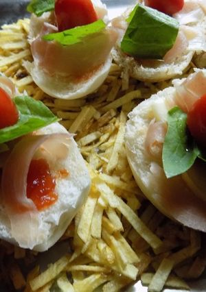 Una foto de Pancitos con mermelada de tomate y jamón crudo - Explosión de sabor !!!!!