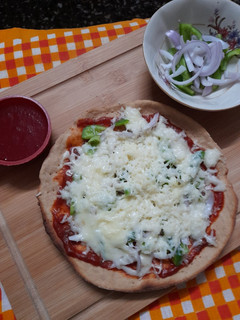 A picture of #NoOvenBaking wheat flour pizza.