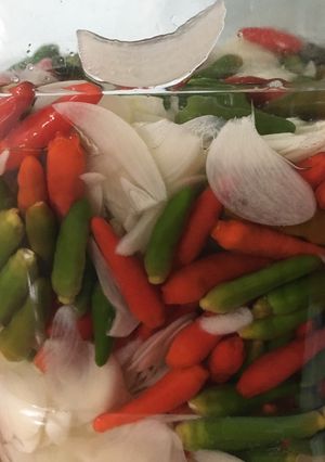 Hình của món Tỏi ớt ngâm giấm.