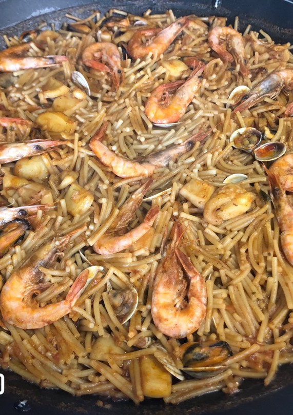 Una foto de Fideuá