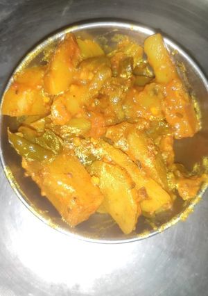 शिमला मिर्च आलू की सब्जी(SHIMLA MIRCH ALOO KI SABZI RECIPE IN HINDI) रेसिपी मुख्य फोटो