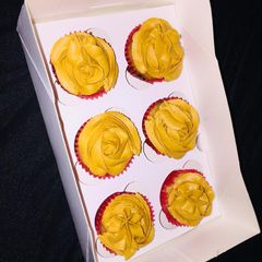 6 pieces Vanilla frosted cupcakes A picture of 6 pieces Vanilla frosted cupcakes.