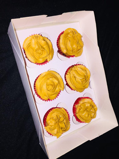 A picture of 6 pieces Vanilla frosted cupcakes.