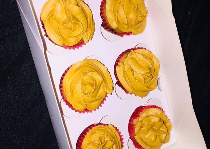 Recipe of Super Quick 6 pieces Vanilla frosted cupcakes