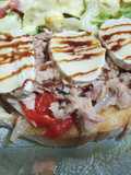 Tosta de escalibada con atún y brie