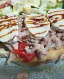 Tosta de escalibada con atún y brie