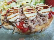 Una foto de tostada queso brie