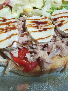 Una foto de Tosta de escalibada con atún y brie