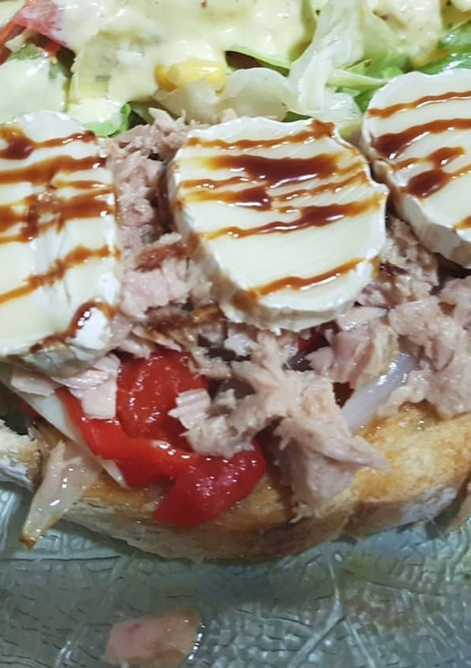 Una foto de Tosta de escalibada con atún y brie