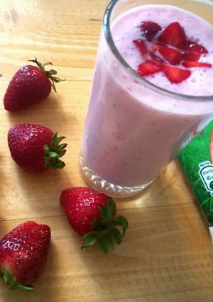 A picture of Strawberry Smoothie #RamadanKiTayari #SummerDrinks.