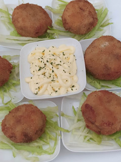 Una foto de Champiñones rellenos con masa de croquetas de pollo