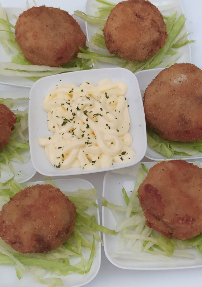 Una foto de Champiñones rellenos con masa de croquetas de pollo