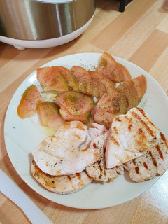 Foto principal de Pavo a la plancha con guarnición de tomate