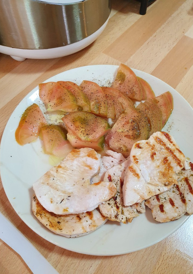 Una foto de Pavo a la plancha con guarnición de tomate