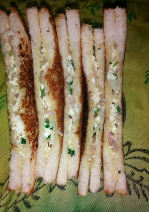 पनीर भुर्जी ग्रिल्ड सैंडविच (Paneer bhurji grilled sandwich recipe in hindi) रेसिपी मुख्य फोटो
