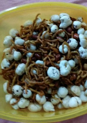 A picture of Mekkhne, peanut, namkeen.