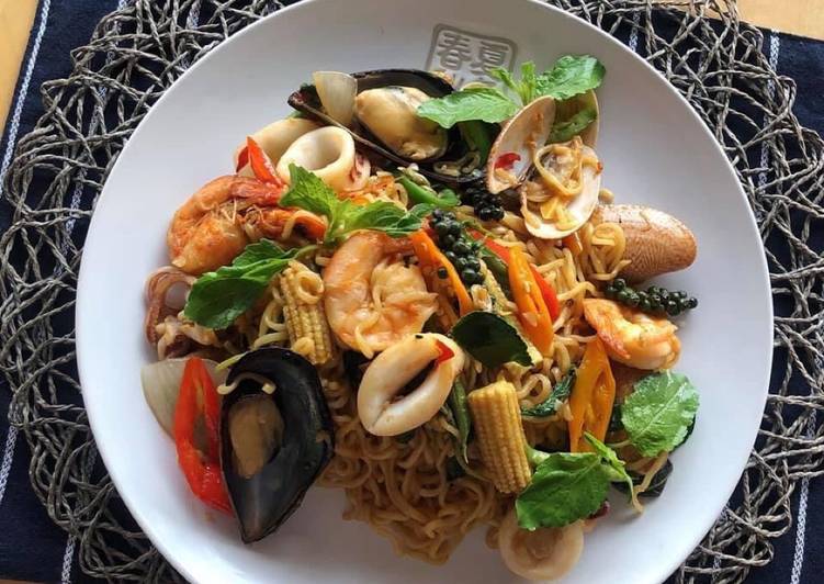 🧑???🧑??? How To Make Thai Drunken Noodles At Home • Pad Kee Mao Recipe |ThaiChef Food