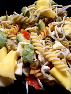 Una foto de Ensalada de pasta con gulas