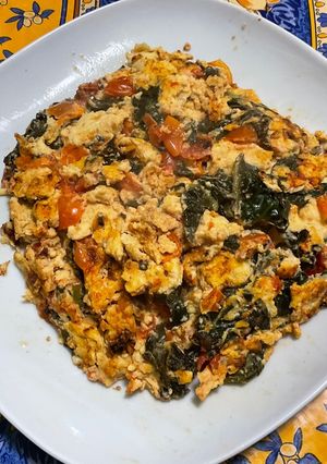 Une photo de Omelette aux épinards, ail et tomates cerises