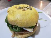 Una foto de crema calabaza cilantro