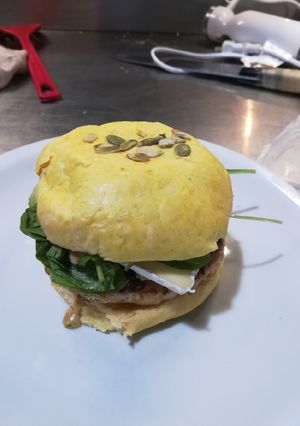 Una foto de Hamburguesa de pollo al curry con palta, rúcula y brie